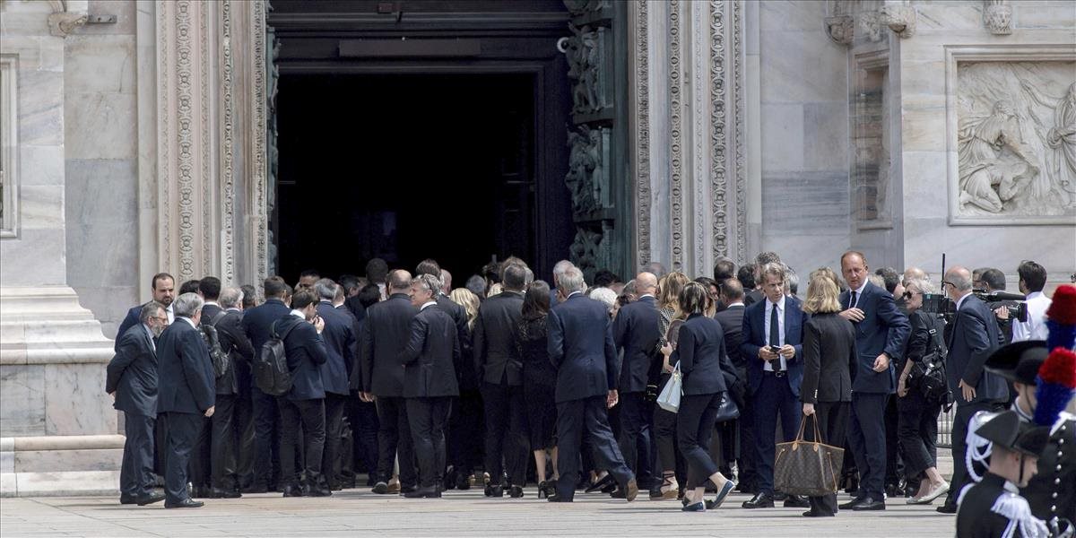 V Milánskom dóme sa začal pohreb Berlusconiho