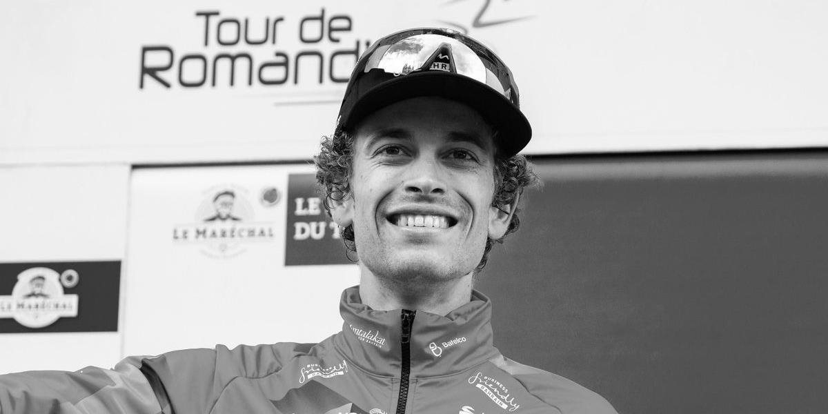 Švajčiarsky cyklista Gino Mäder vo veku 26 rokov podľahol zraneniam po páde Okolo Švajčiarska