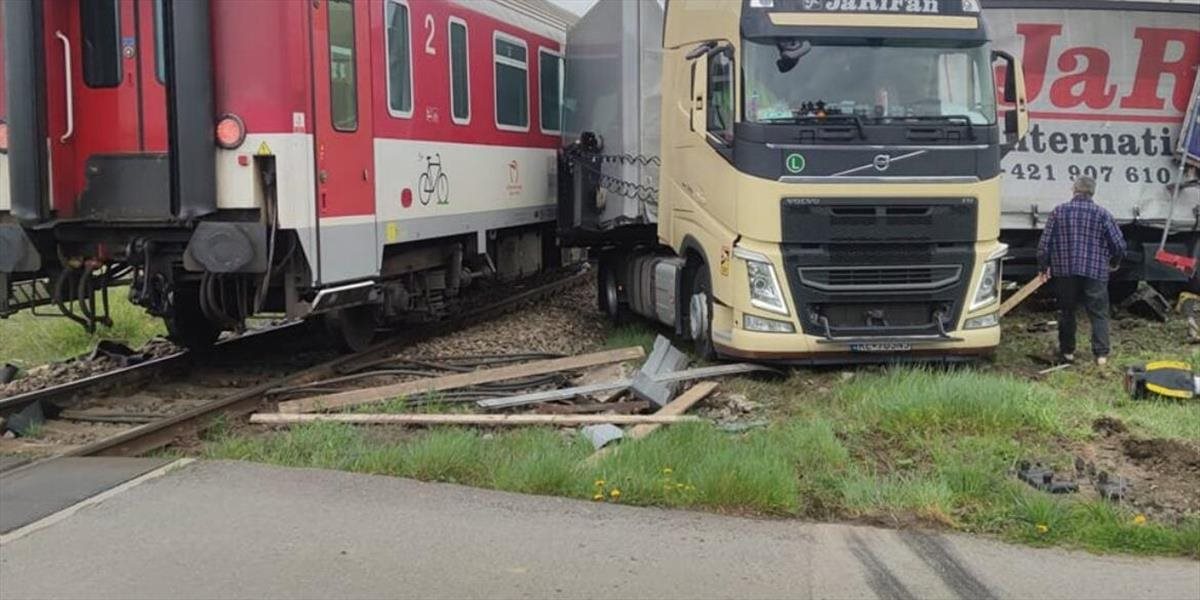 V Hronskom Beňadiku sa na železničnom priecestí zrazil vlak s kamiónom