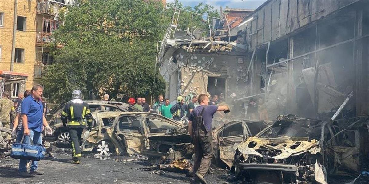 Ruské ostreľovanie ukrajinského mesta Cherson zranilo 23 ľudí vrátane troch detí