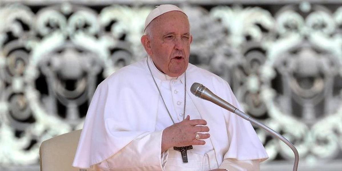 Pápež sa modlí za obete stroskotania lode pri Grécku i útoku v Ugande
