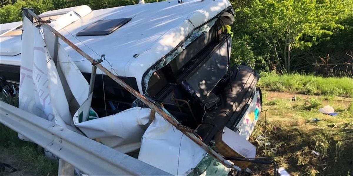 Zrážka autobusu s nákladiakom vezúcim ošípané v Japonsku si vyžiadala päť obetí