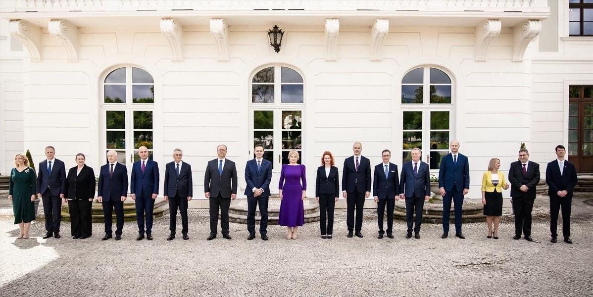 Vláda bude rokovať o eurofondoch, predčasných voľbách aj o investičnom stimule