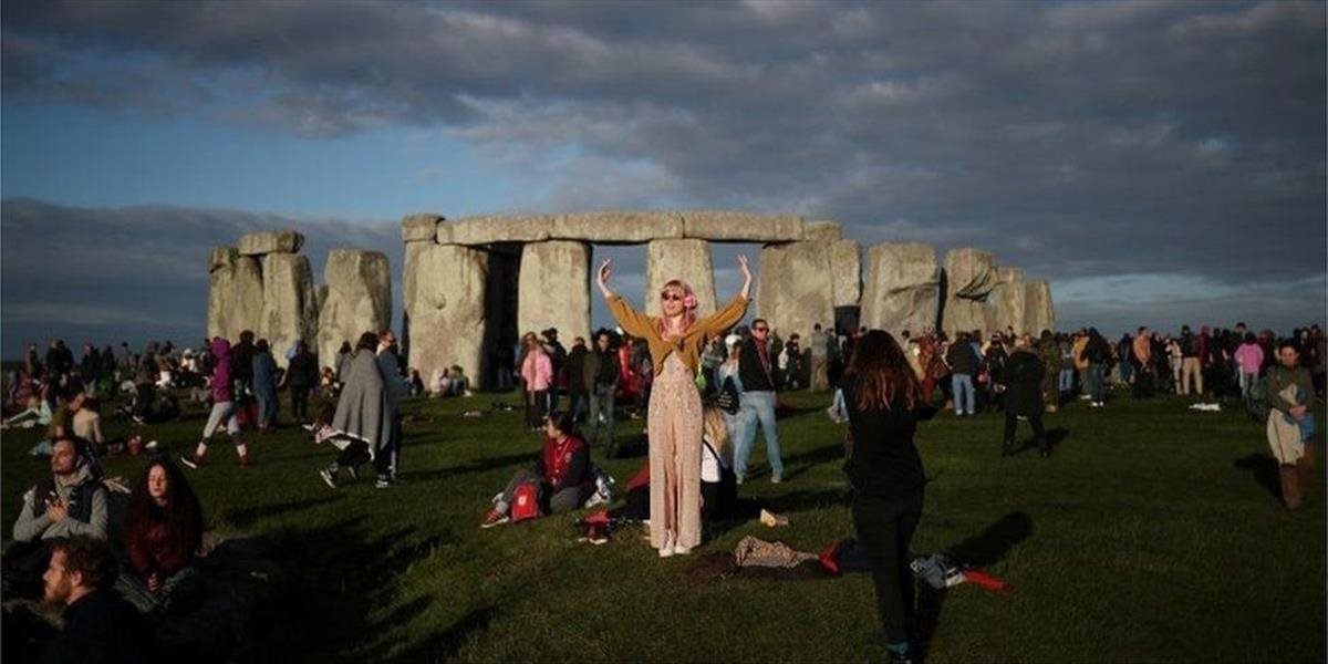 Letný slnovrat prilákal do Stonehenge druidov, pohanov i tisíce zvedavcov