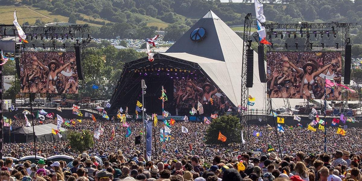 Začal sa hudobný festival Glastonbury; vystúpia na ňom Guns N'Roses i Elton John