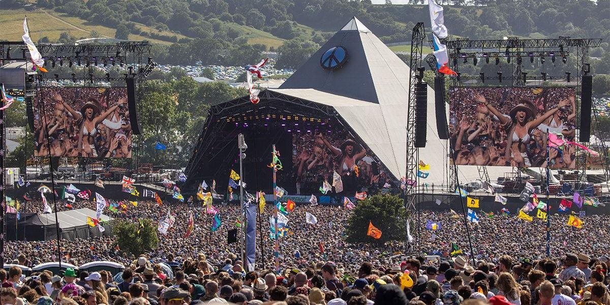 Začal sa hudobný festival Glastonbury; vystúpia na ňom Guns N'Roses i Elton John