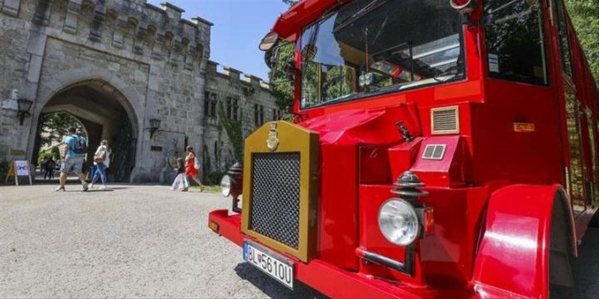 Kyvadlová doprava Smolenická fčela povozí cez letné víkendy návštevníkov regiónu.