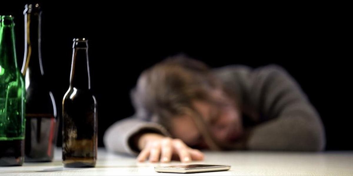 Na otravu pančovaným alkoholom zomrelo v Iráne už 15 ľudí