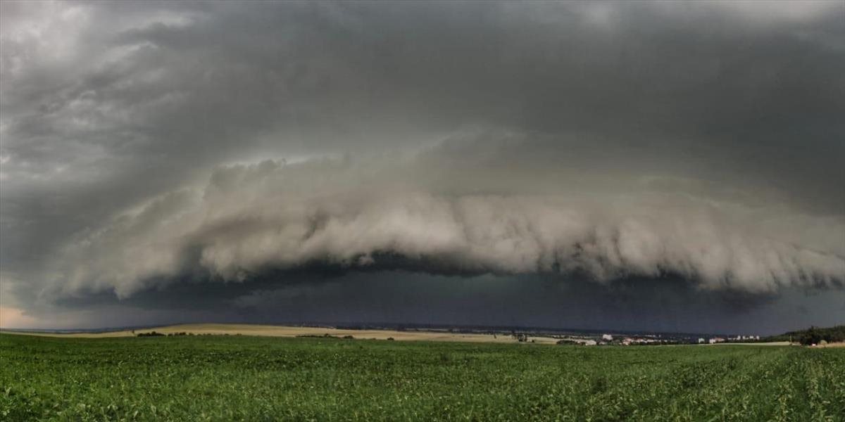 Vo viacerých okresoch Slovenska platí tretí stupeň výstrahy pred búrkami