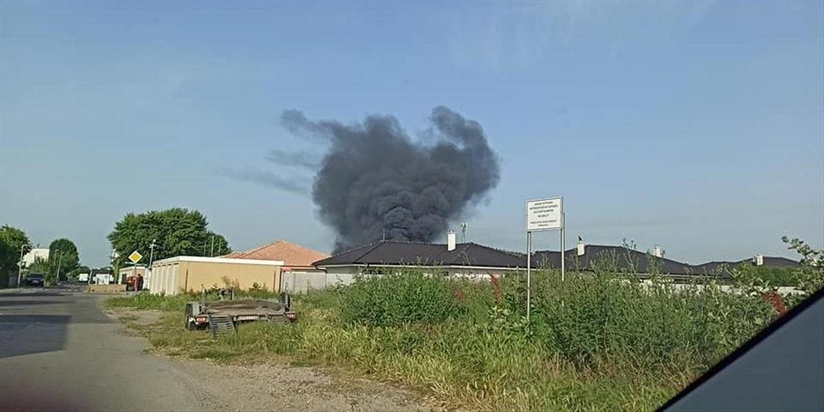 Obrovský požiar pri Bratislave. V Rovinke vypukol rozsiahly požiar: Viac ako 100 hasičov likviduje horiace peklo.