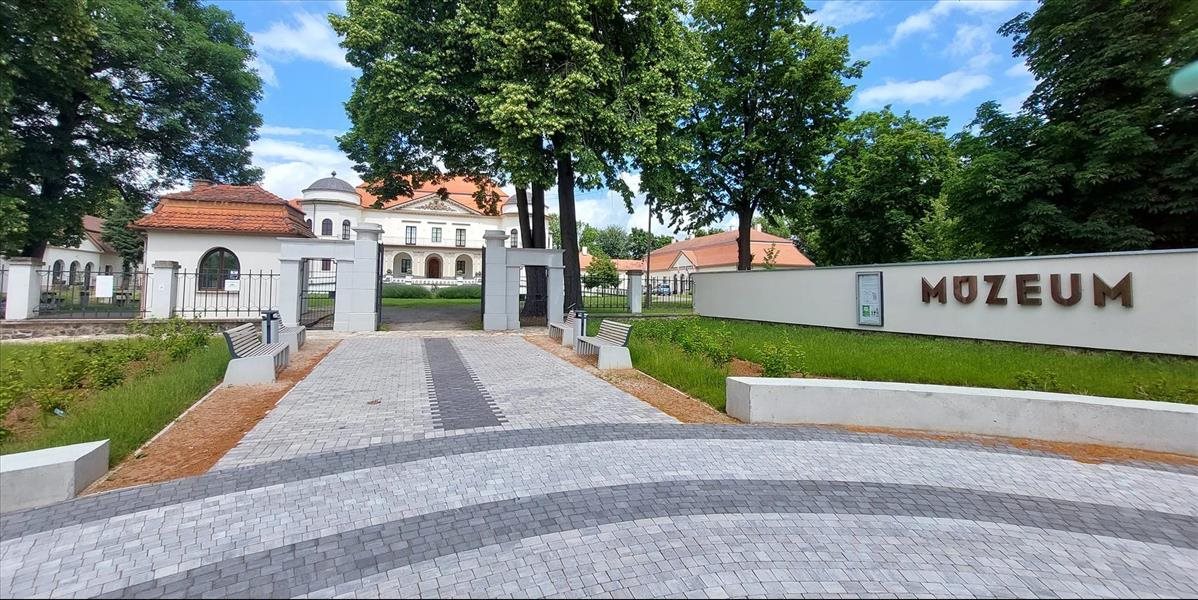 V Michalovciach otvorili múzeum veteránov, jeho súčasťou je aj turistický vláčik
