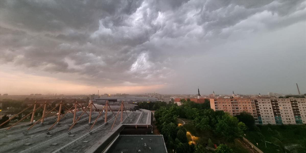 Na takmer celom území Slovenska platia výstrahy pred búrkami i horúčavami .