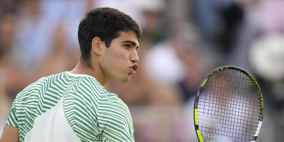 Španielsky tenista Carlos Alcaraz postúpil v Queen´s Clube do semifinále