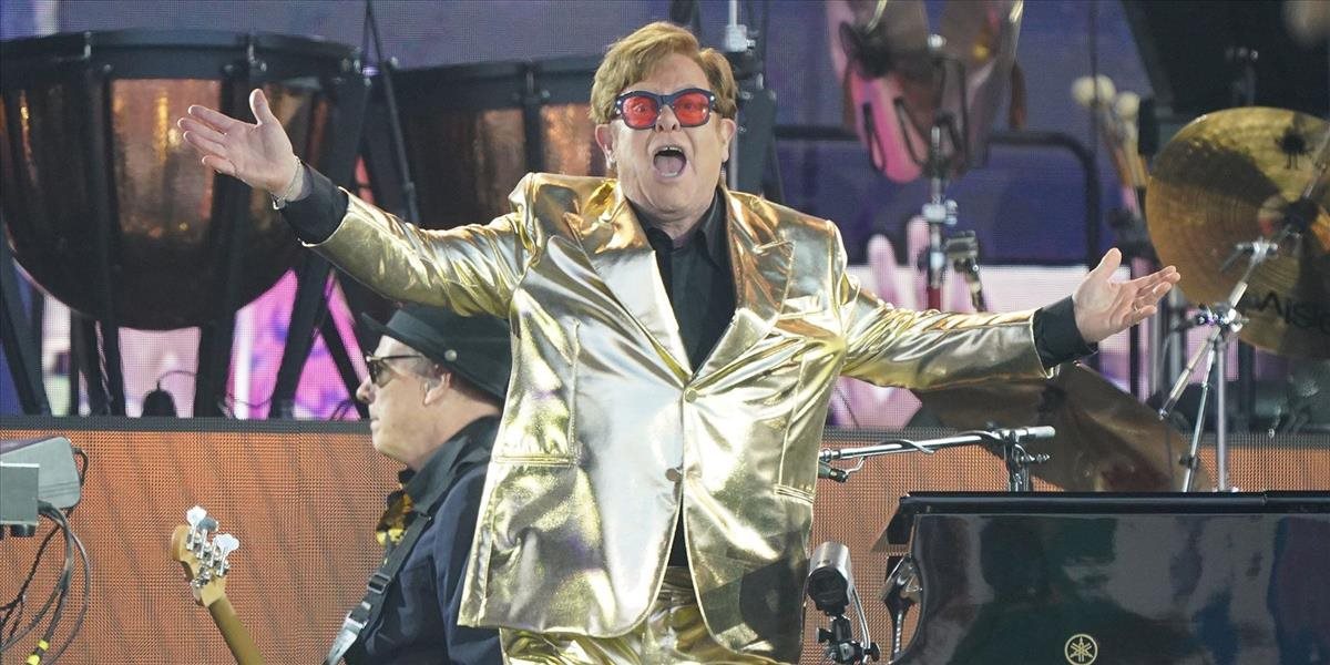 Elton John uzatvoril festival Glastonbury svojím posledným koncertom v Británii