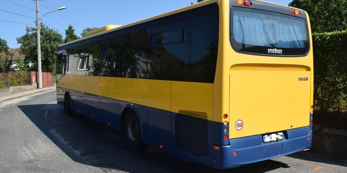 Polícia vyšetruje kolíziu dvoch autobusov v obci Cerová