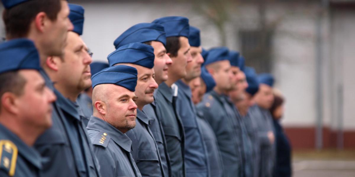 Vojaci a policajti budú musieť na výsluhový dôchodok pracovať dlhšie
