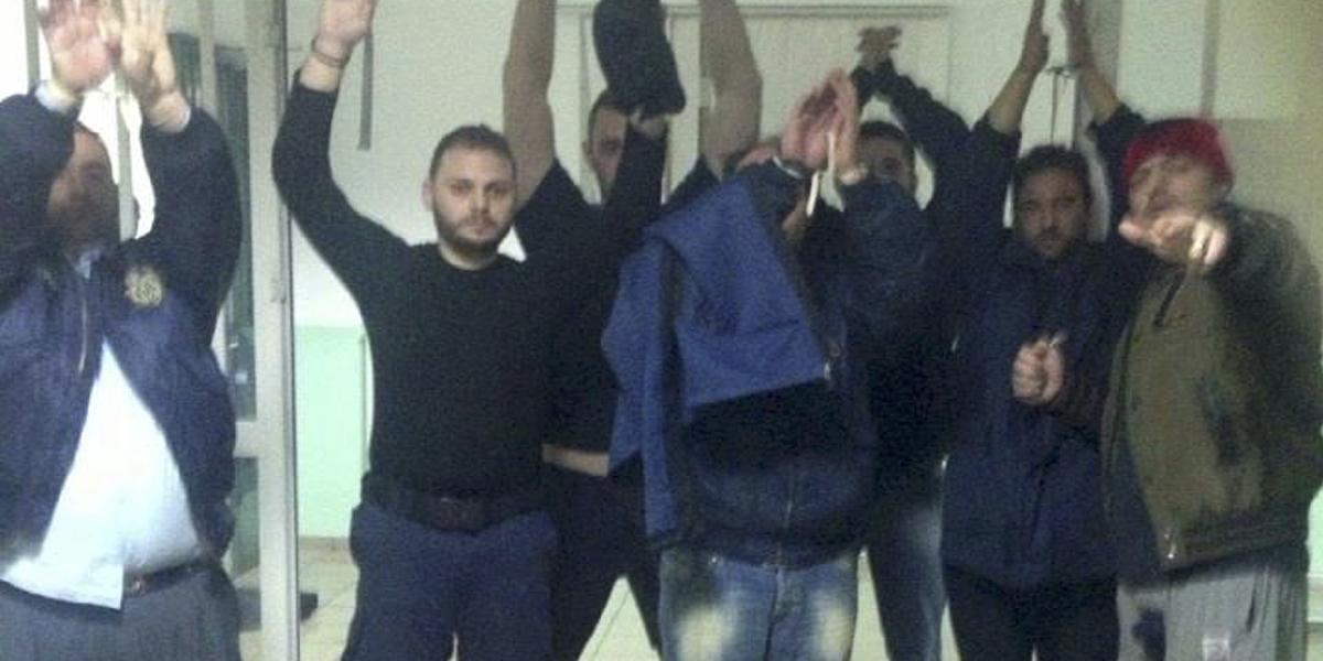 Väzeň vyzbrojený granátom zajal šesť rukojemníkov