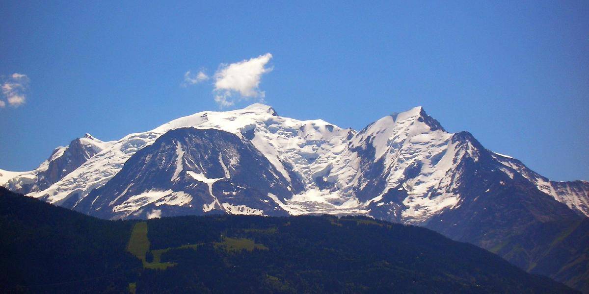 Pri Mont Blancu zahynul britský turista s 12-ročným synom