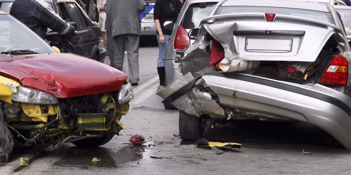 Pri Veľkom Mederi sa čelne zrázili dve autá, zranilo sa osem ľudí