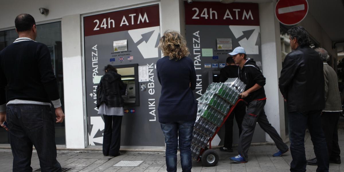 Na Cypre obmedzili výbery z bankomatov na 100 eur denne