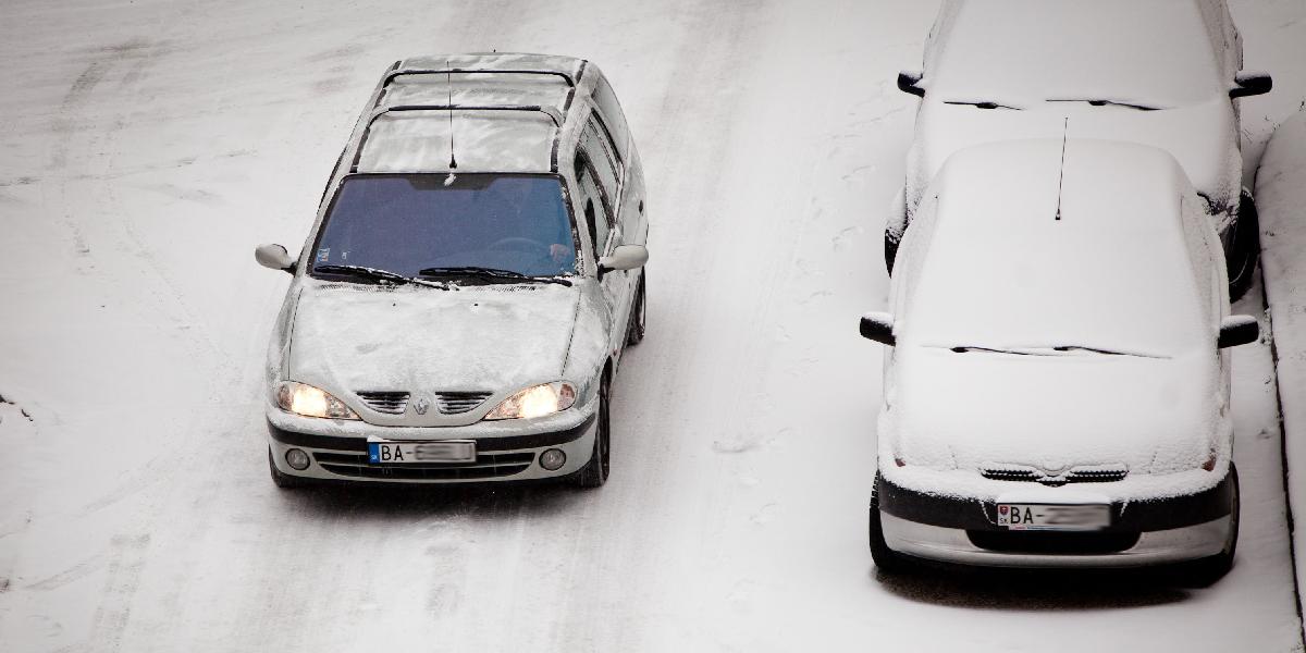 Sneh opäť komplikuje dopravu v Bratislave, jazdite opatrne!