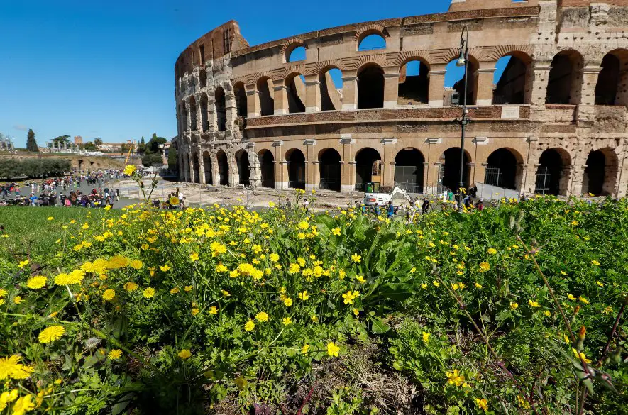 Turista, ktorý vyryl v rímskom Koloseu meno svojej priateľky, je pravdepodobne zo Spojeného kráľovstva