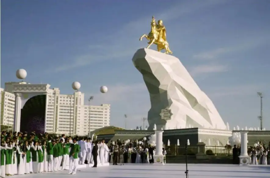 V Turkménsku postavili na počesť exprezidenta futuristické mesto Arkadag