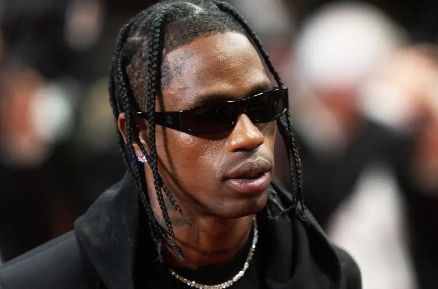 Americký raper Travis Scott nebude čeliť trestnému stíhaniu za tlačenicu na jeho koncerte