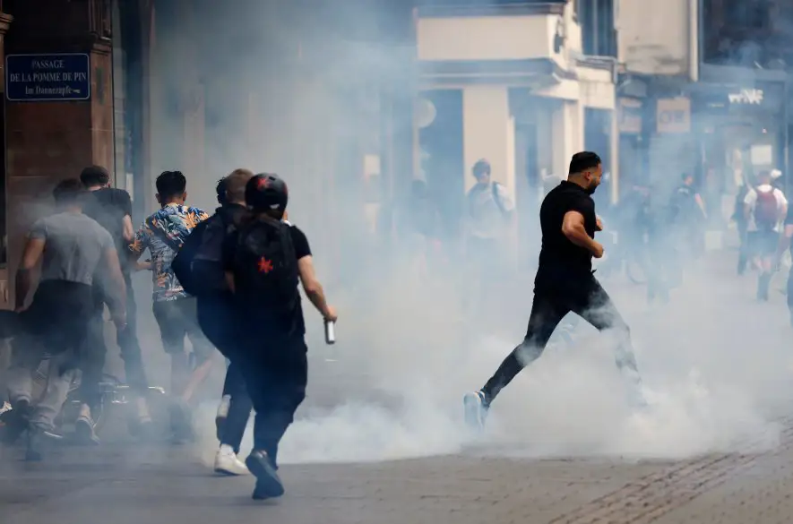 Francúzska polícia zatkla 994 ľudí počas štvrtej noci nepokojov
