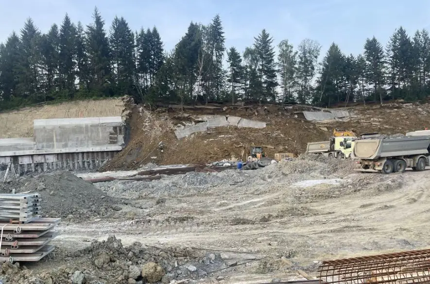 Mesto Handlová vyhlásilo mimoriadnu situáciu po zosuve pôdy na stavbe