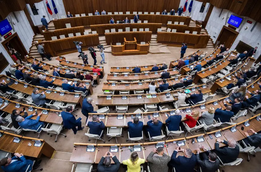 Politické strany majú čas na podanie kandidátok už len do polnoci