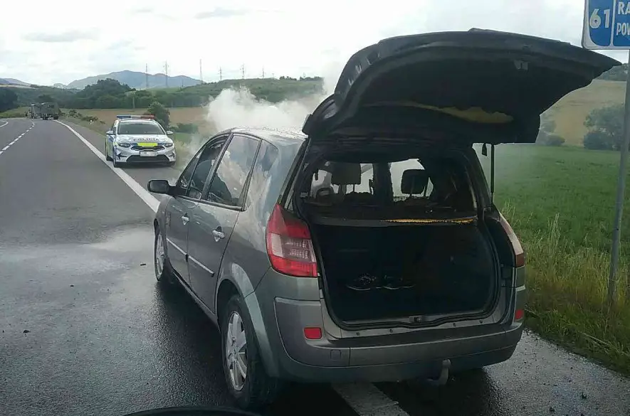 Hasiči likvidovali požiar auta medzi Sverepcom a Považskou Bystricou