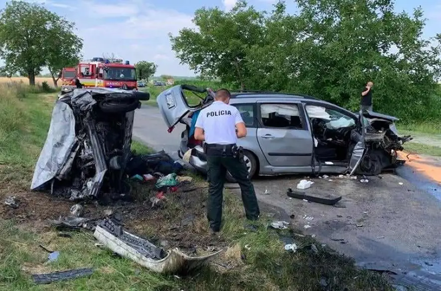 Pri čelnej zrážke áut sa ťažko zranili dve osoby