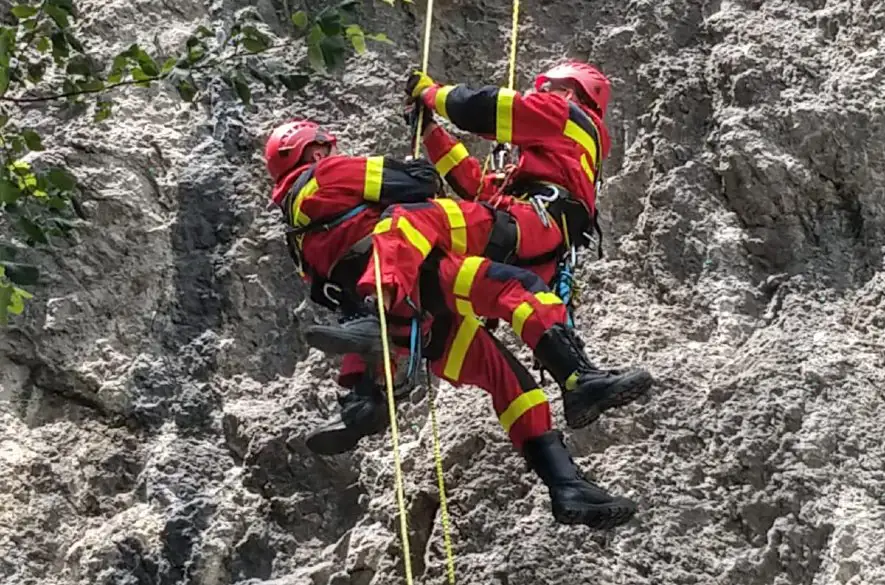 Členovia Hasičského zboru v Trenčíne absolvovali lezecký výcvik na skalnom brale Skalka