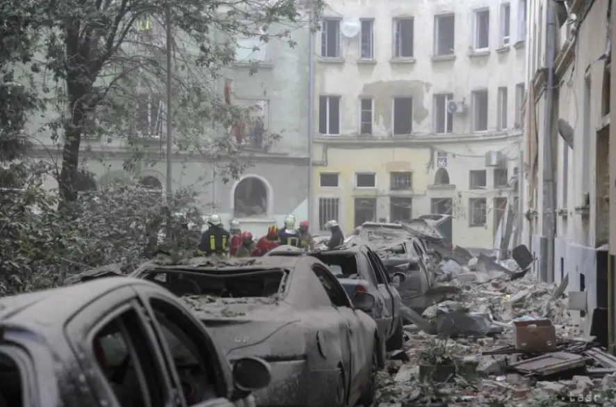 Ukrajinský prezident Zelenskyj prisľúbil hmatateľnú reakciu na útok na bytovku v Ľvove