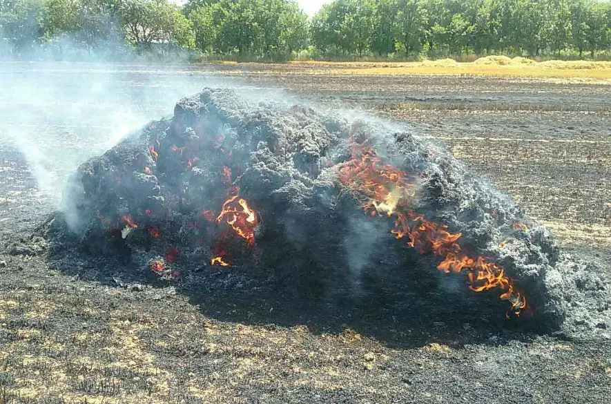 Hasiči likvidovali požiar slamy na strnisku v Lednických Rovniach