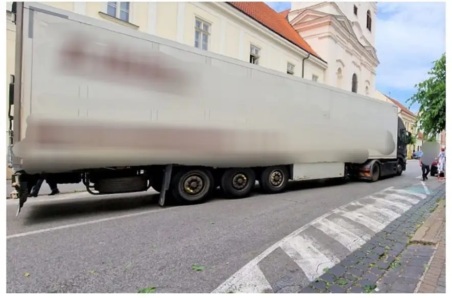 Navigácia nasmerovala kamionistu priamo do centra Trnavy, odniesla si to fasáda i zaparkované auto