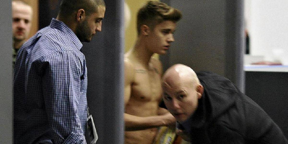 Bieber na letisku v Lodži: Prechádzal sa bez trička!