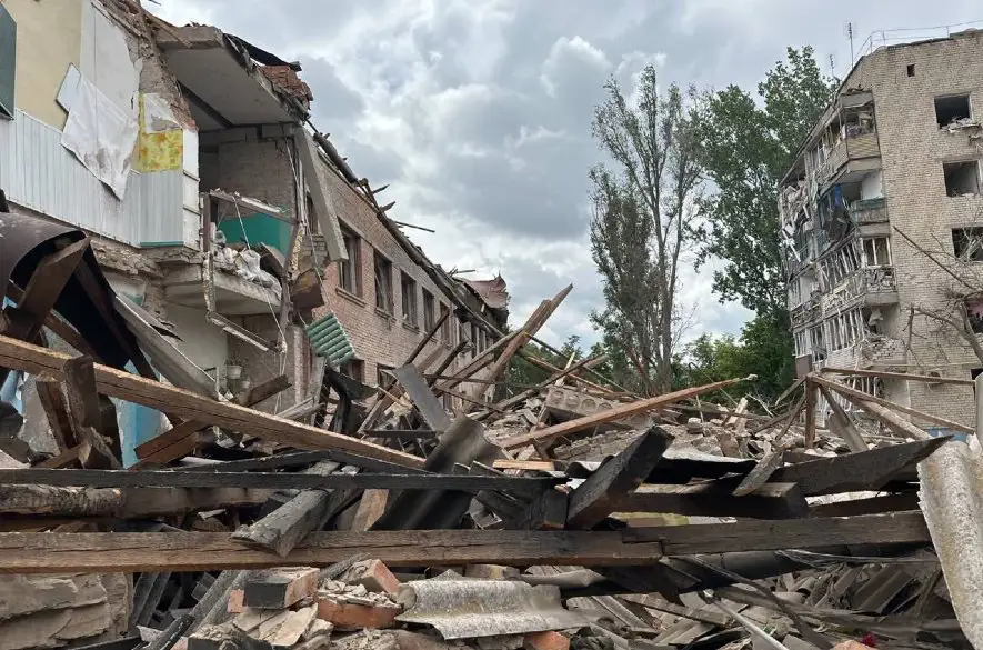 Pri ruskom bombardovaní ukrajinského mesta Orichiv zahynuli 4 ľudia, ranených je 11
