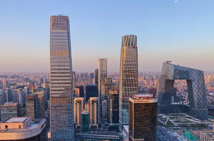 Čínu trápia suchá, záplavy, zosuvy pôdy a horúčavy; nezvestných je sedem ľudí