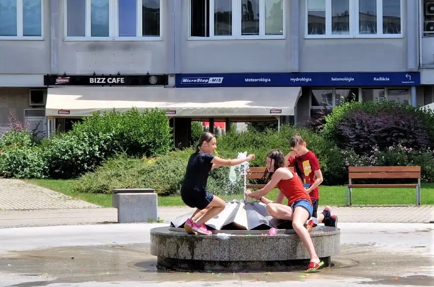 Bratislavská mestská časť  Karlova Ves pripomína, že fontány neslúžia na kúpanie, majú ochladiť