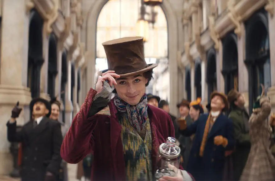 Timothée Chalamet sa v najnovšom traileri „Wonka“ mení na ikonického tvorcu čokolády