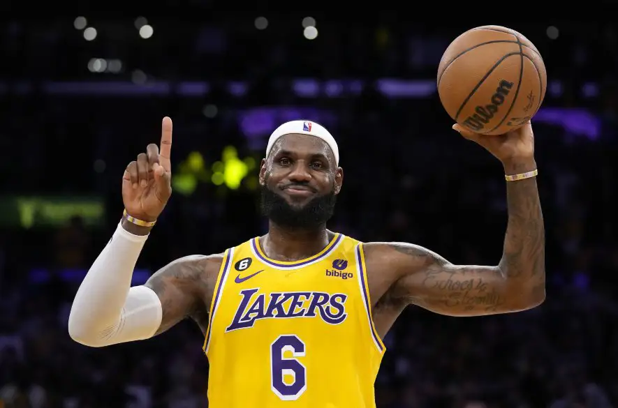 Hviezdny LeBron James potvrdil, že potiahne v profilige aj 21. sezónu