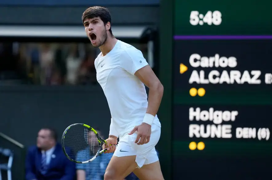 Španiel Alcaraz prešiel cez Runeho do semifinále Wimbledonu, tam ho čaká Medvedev