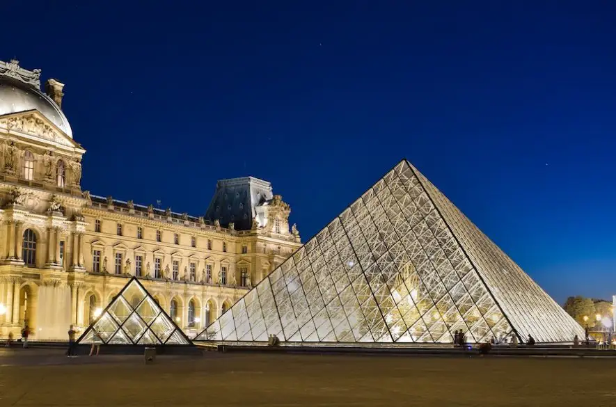 Taliansko žiada od parížskeho múzea Louvre vrátenie ulúpených artefaktov