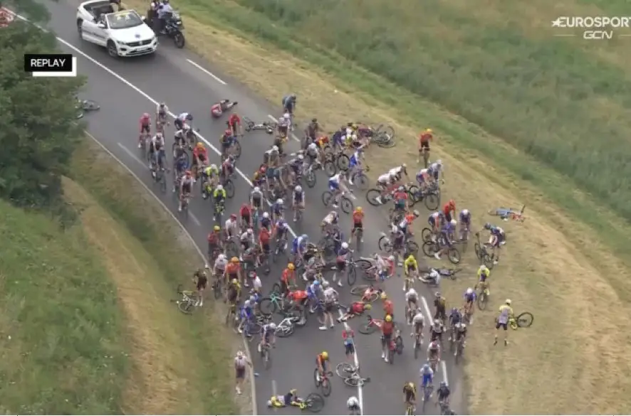 Po hromadnom páde dočasne prerušili 14. etapu Tour de France