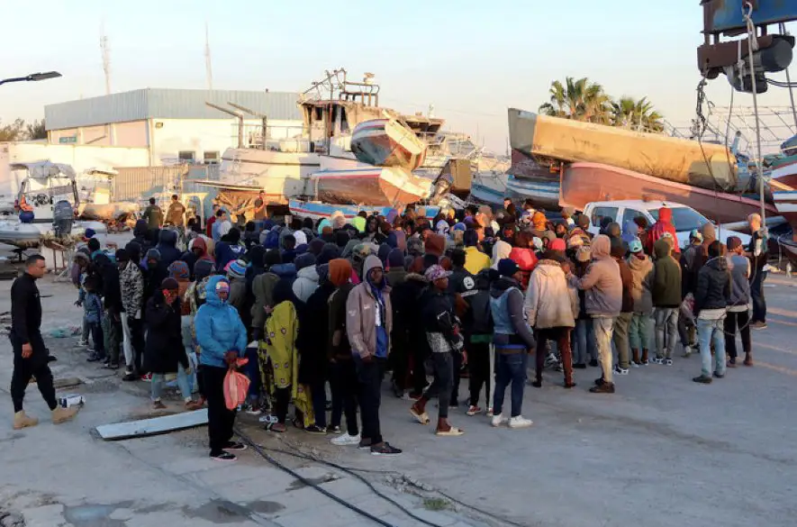 V líbyjskej púšti pri hraniciach s Tuniskom našli pohraničníci desiatky migrantov