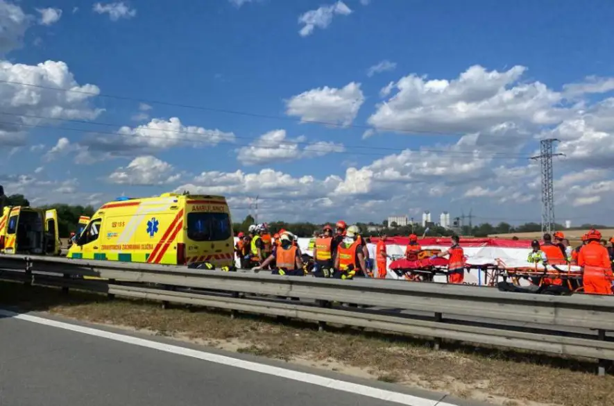 Pri dopravnej nehode na D2 neďaleko Brna sa ľahko zranilo šesť Slovákov