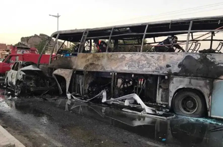 Pri nehode autobusu v Alžírsku prišlo o život najmenej 34 osôb