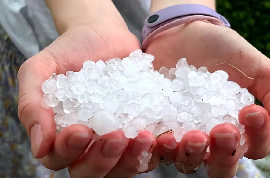 Búrky na východe Slovenska môžu sprevádzať veľké krúpy a prudký lejak